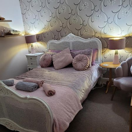 Siobhan'S Abode 2 Deluxe Doubles N Large Single No Pets Суиндън Екстериор снимка