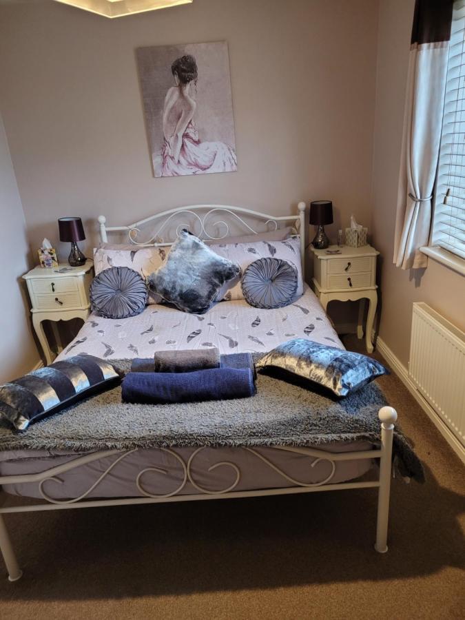 Siobhan'S Abode 2 Deluxe Doubles N Large Single No Pets Суиндън Екстериор снимка